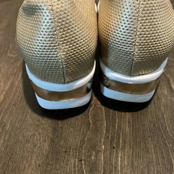 SZ 9 KENNETH COLE GOLD & WHITE TEXTILE FAY SNEAKER - Picture 3 of 6